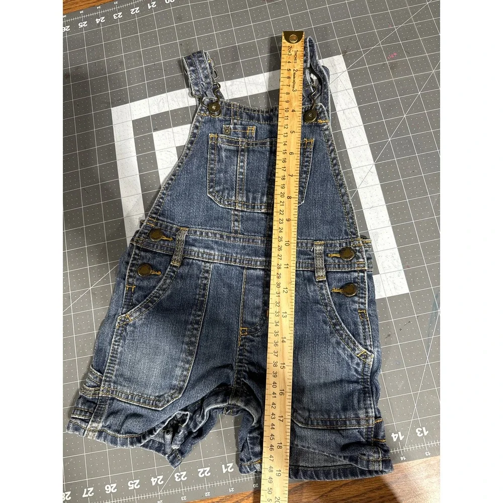 Genuine kids by‎ Oshkosh size 18 months  bib shorttails